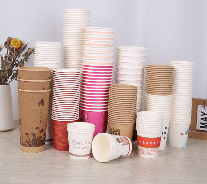 Wegwerfpapierschalen tapezieren die Kaffeetassen, die mit gutem Preis Großhandels sind